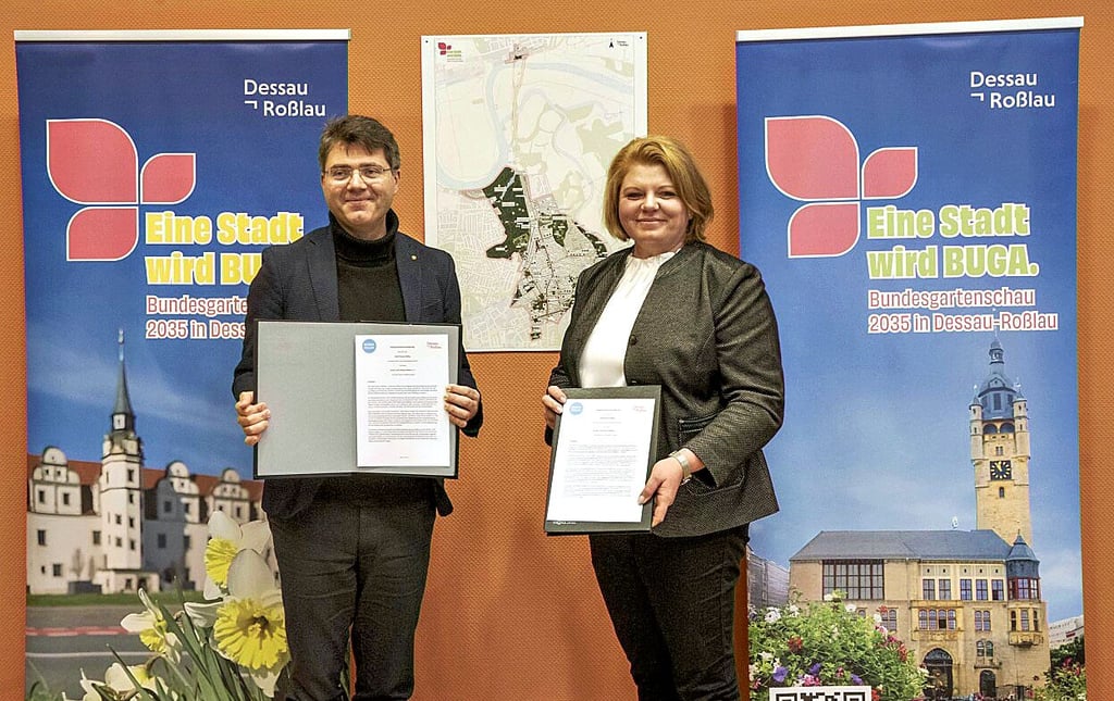 Oberbürgermeister Robert Reck und Sandra Grüger vom Buga-Club haben eine Kooperationsvereinbarung unterschrieben.