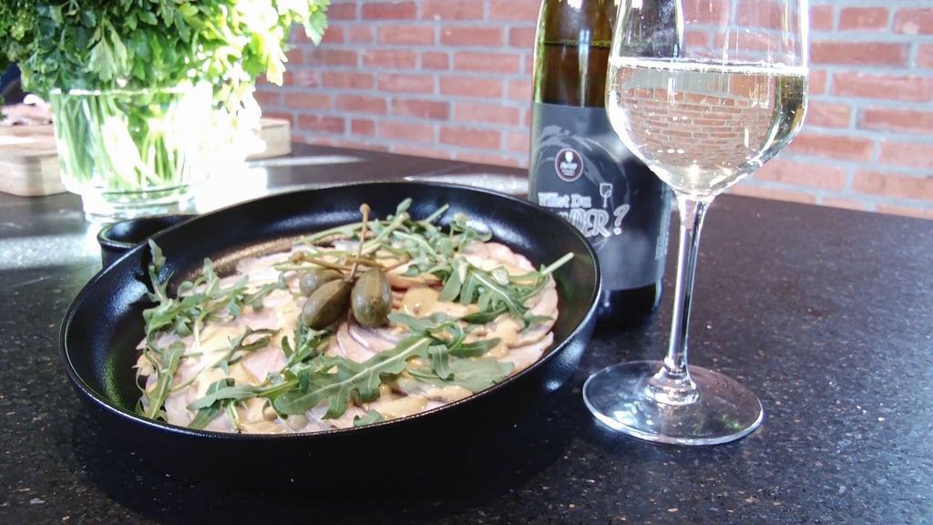 Italienischer Klassiker für den Festtagstisch: Zartes Kalbfleisch trifft auf cremige Thunfischsoße.