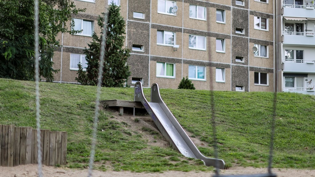 Nach Angaben der Landesarmutskonferenz lag die Armutsgefährdungsquote von Kindern mit Migrationshintergrund 2024 bei rund 36 Prozent und damit deutlich höher als bei Kindern ohne Migrationshintergrund. (Symbolbild)