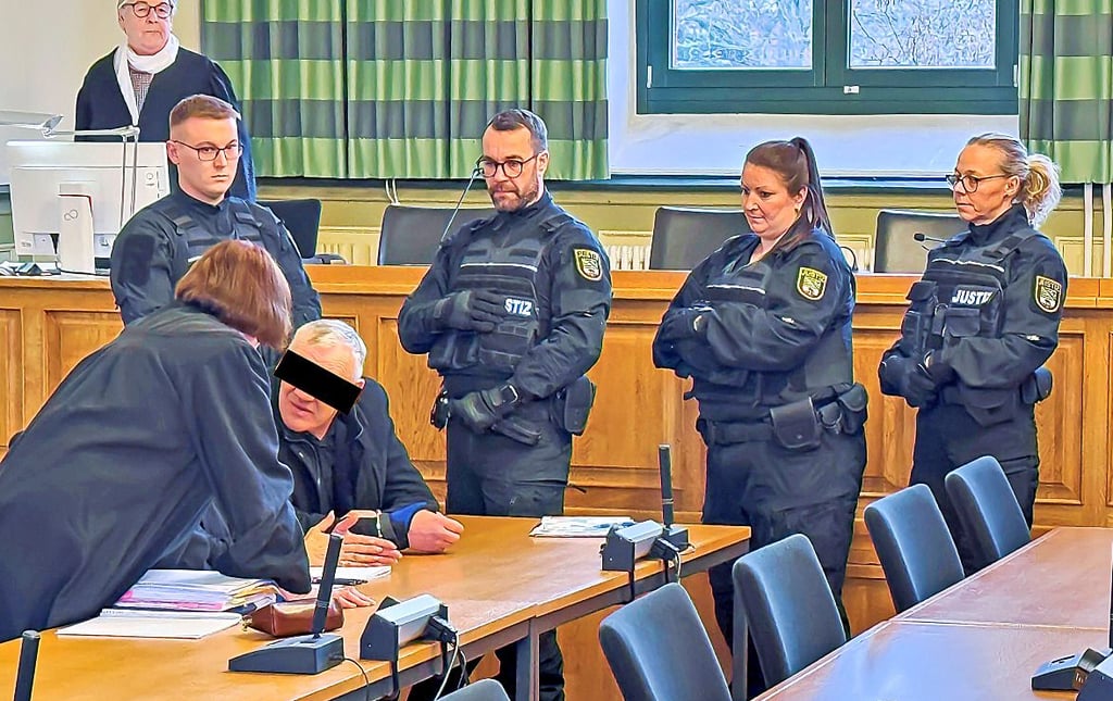 Der Angeklagte sprach mit seiner Verteidigerin zum Auftakt in der ersten Gerichtsverhandlung. 