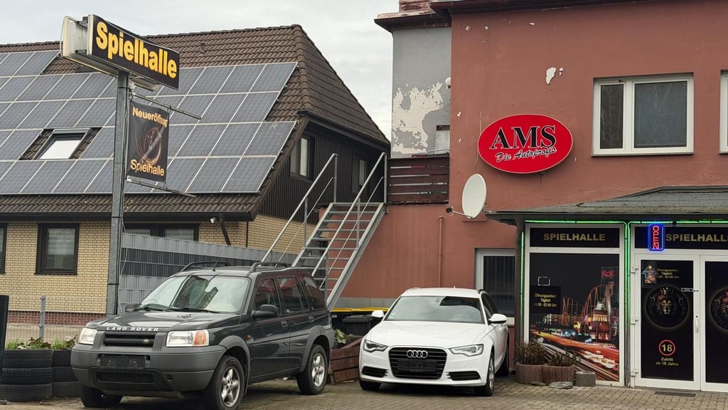 Von dieser Außentreppe der Spielhalle in Mansfeld sollen die beiden Männer bei dem Streit gestürzt sein. Ein 49-Jähriger starb in der Folge.