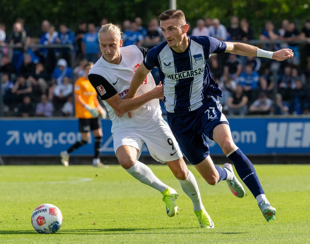 Niklas Kolbe (r.) kam im Sommer zur Hertha. (Archivbild)