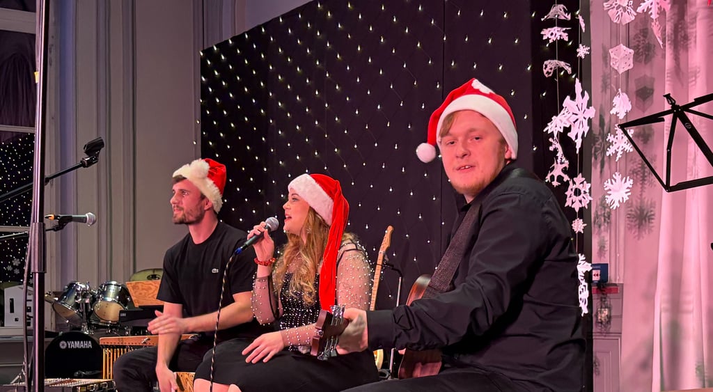 Schüler Moritz Christiani ist Teil der Band um die Lehrer Stefanie Sperling und Alexander Heisinger. Gemeinsam spielen sie beim Weihnachtskonzert im Roland-Gymnasium in Burg "All I Want For Christmas" von Mariah Carey. 