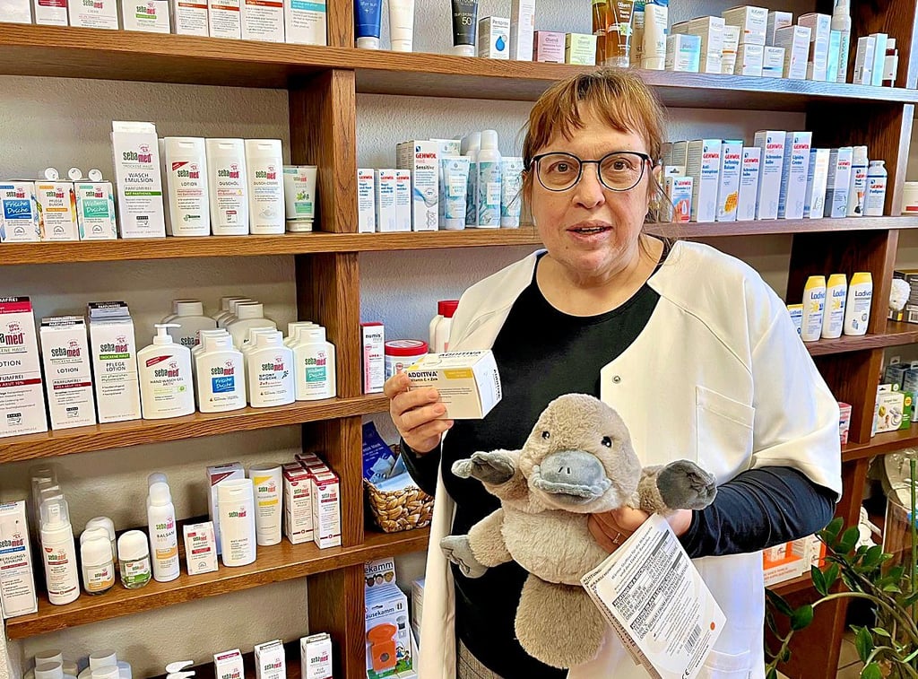 Geschenke aus der Apotheke? Aber sicher gibt es die. Elke Starke-Kreil, Inhaberin der Mohren-Apotheke in der Brüderstraße, empfiehlt Kosmetik, Vitamine oder eine kuschlige Wärmflasche, die nicht nur Kinder lieben.