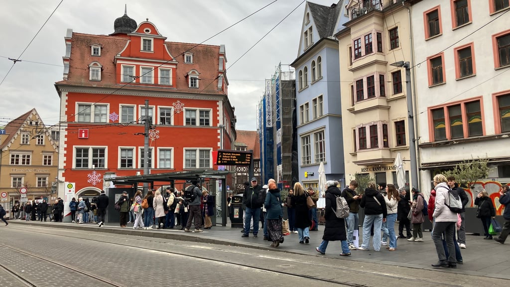 Voller Bahnsteig: Fahrgäste warten auf dem Marktplatz auf die nächste Bahn nach Halle-Neustadt.