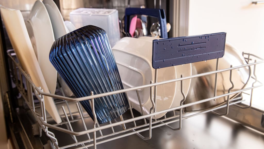 Richtig beladen, Strom sparen: So senkt der Geschirrspüler die Kosten.