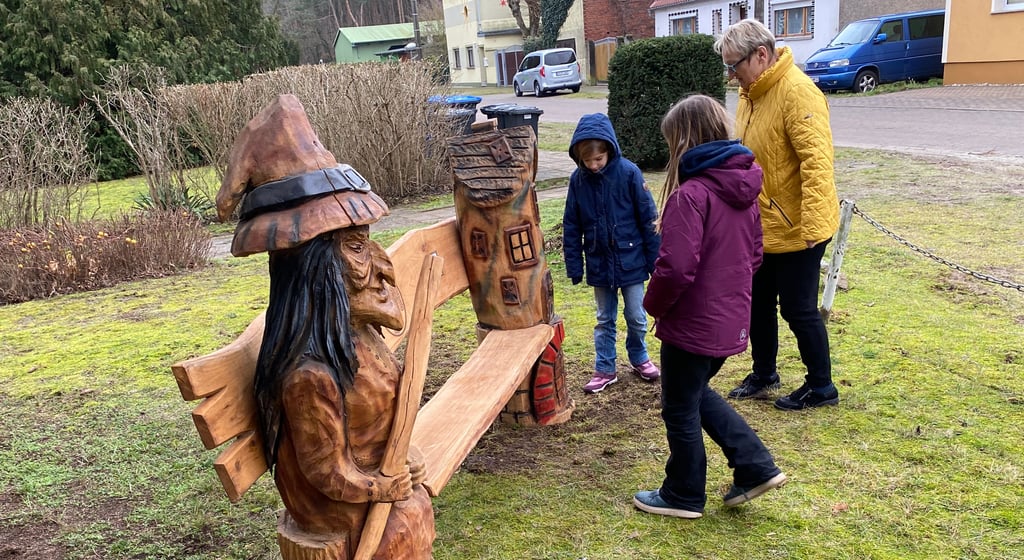 Bänke mit hölzernen Figuren sind ab sofort in Parchen aufgebaut und laden zum Verweilen und Zuhören ein. 
