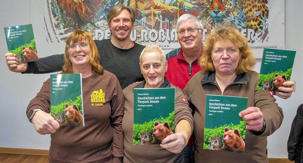 Stolz wird das neue Heft „Geschichten aus dem Tierpark“ präsentiert.