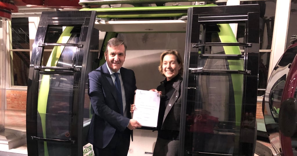 Freude bei Seilbahn-Geschäftsführerin Pamela Groll und Landrat Thomas Balcerowski: Ein „Weihnachtsgeschenk“ ermöglicht dem Unternehmen eine Erweiterung.