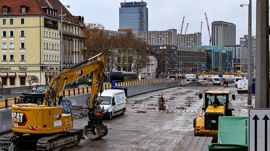 Die Mühlendammbrücke in Berlin-Mitte soll neu gebaut werden. Nun gibt es Schäden an der benachbarten Neuen Gertraudenbrücke. (Archivbild)
