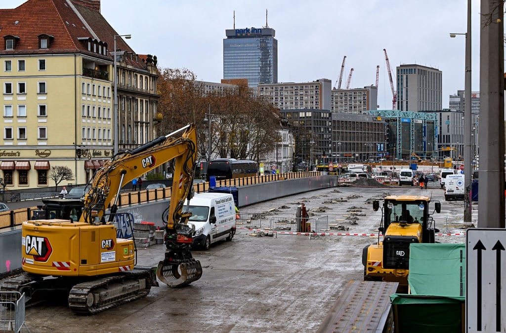 Die Mühlendammbrücke in Berlin-Mitte soll neu gebaut werden. Nun gibt es Schäden an der benachbarten Neuen Gertraudenbrücke. (Archivbild)
