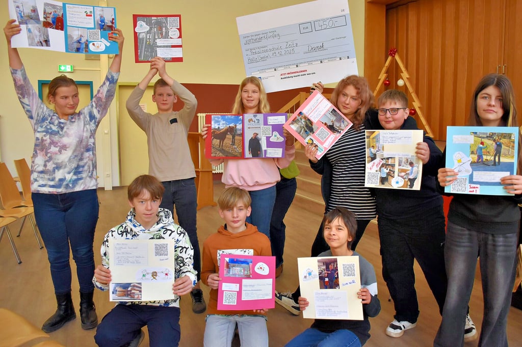 Schüler der Pestalozzi-Förderschule in Zeitz zeigen stolz ihre Arbeiten, mit denen sie den Wettbewerb zum Zukunftstag 2025 gewinnen konnten.  Sie dokumentierten in Wort und Bild ihren Tag in der Praxis.