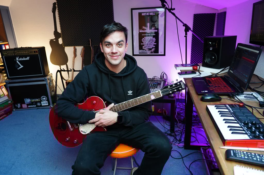 Fußballer / Dartsspieler / Stadtrat / Musiker Thomas Elste in Laucha hat in seinem Heimstudio in Eigenregie eine - auch als Vinyl erhältliche - Platte mit dem Albumtitel „Hot As Hell“ aufgenommen.