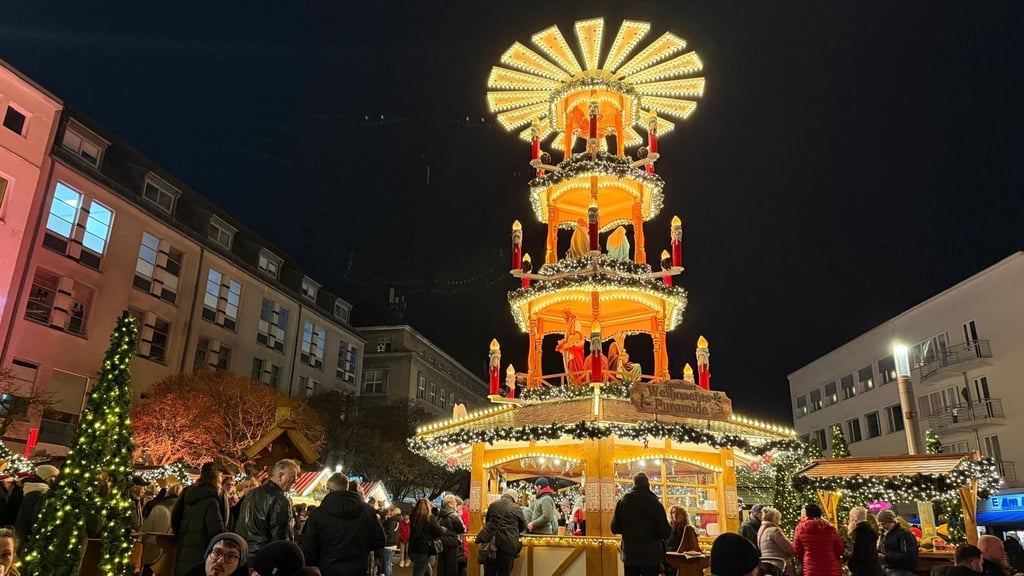 Eine große Weihnachtspyramide der „Hütten Company“ steht im Berliner Stadtteil Spandau.