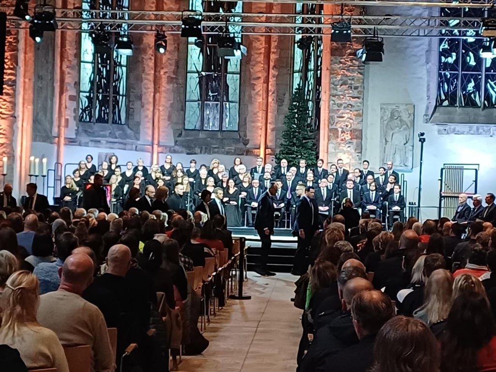 Bundeskanzler Friedrich Merz und Ministerpräsident Reiner Haseloff haben ihre Plätze in der Johanniskirche eingenommen.