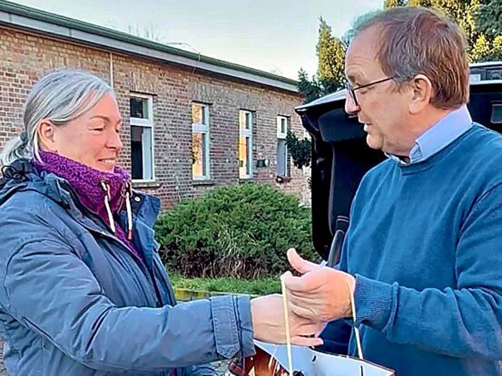 Landrat Markus Bauer mit  Heimleiterin Rasa Zacharias. 