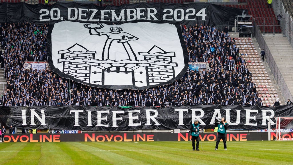Der Fanblock des 1. FC Magdeburg trauert beim Zweitliga-Auswärtsspiel beim 1. FC Kaiserslautern um die Opfer des Anschlags vom 20. Dezember 2024.