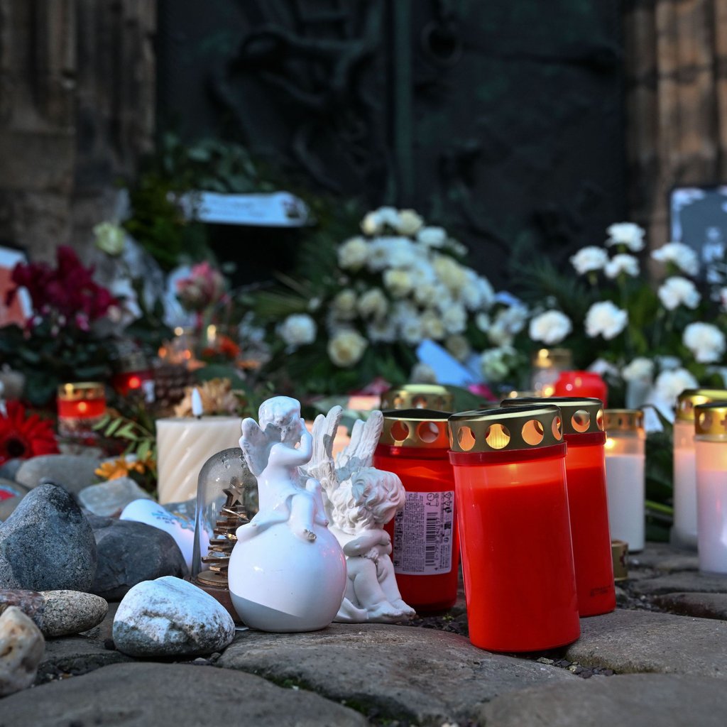 20.12.2025: Blumen und Trauerkerzen erinnern vor der Johanniskirche in Magdeburg an den Anschlag auf dem Magdeburger Weihnachtsmarkt vor einem Jahr.