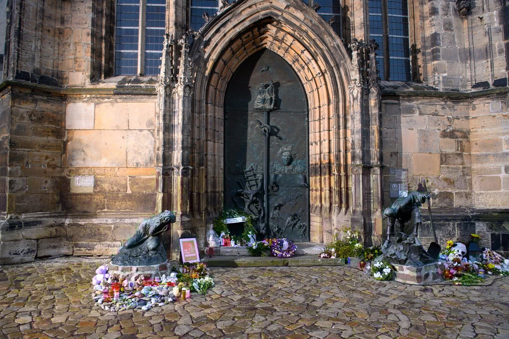Der Gedenkort am Portal der Johanniskirche ist für den heutigen Gedenktag zum Anschlag auf den Magdeburger Weihnachtsmarkt vorbereitet.