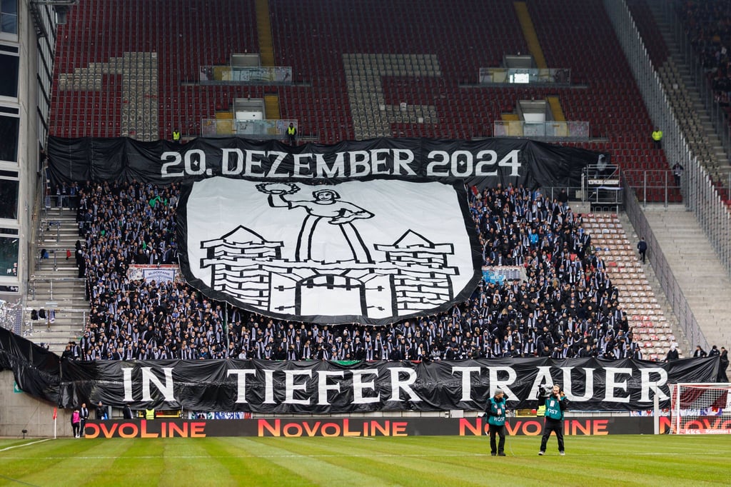 Fans gedenken mit Choreo in Kaiserslautern der Opfer des Anschlags in Magdeburg.