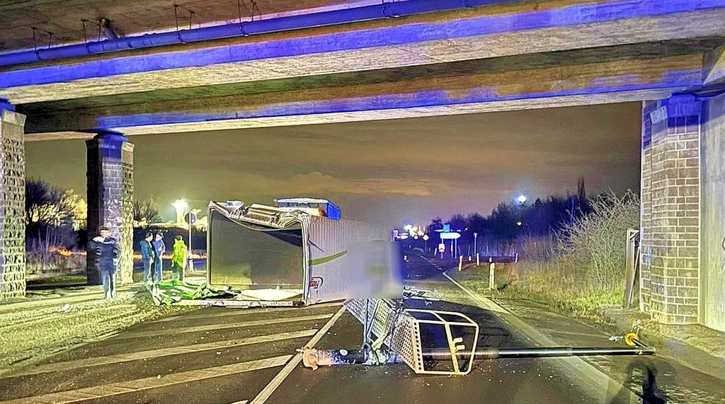 Ein Laster krachte in der Nacht zum Samstag gegen den Pfeiler der Autobahnbrücke bei Könnern und verlor dabei seine Mulde. 