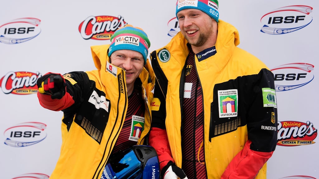Francesco Friedrich (l) und Alexander Schüller aus Deutschland gewinnen erstmals in diesem Olympia-Winter im Zweierbob-Weltcup. (Archivbild)