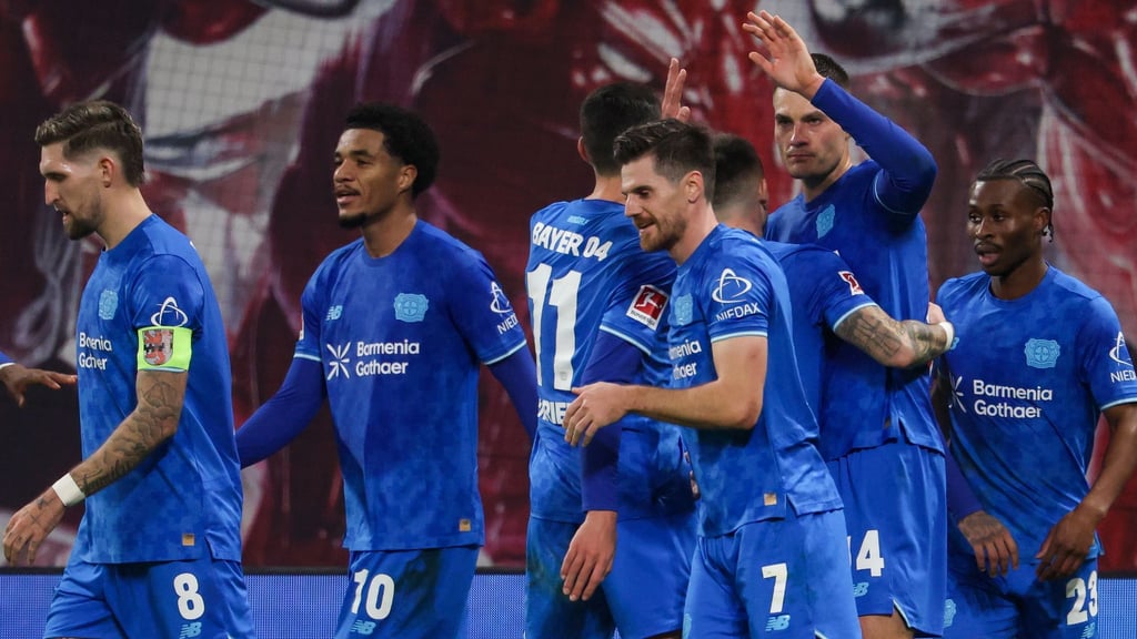 Leverkusens Spieler um Torschütze Patrik Schick (2.v.r., Bayer Leverkusen) jubeln nach dem Führungstreffer.