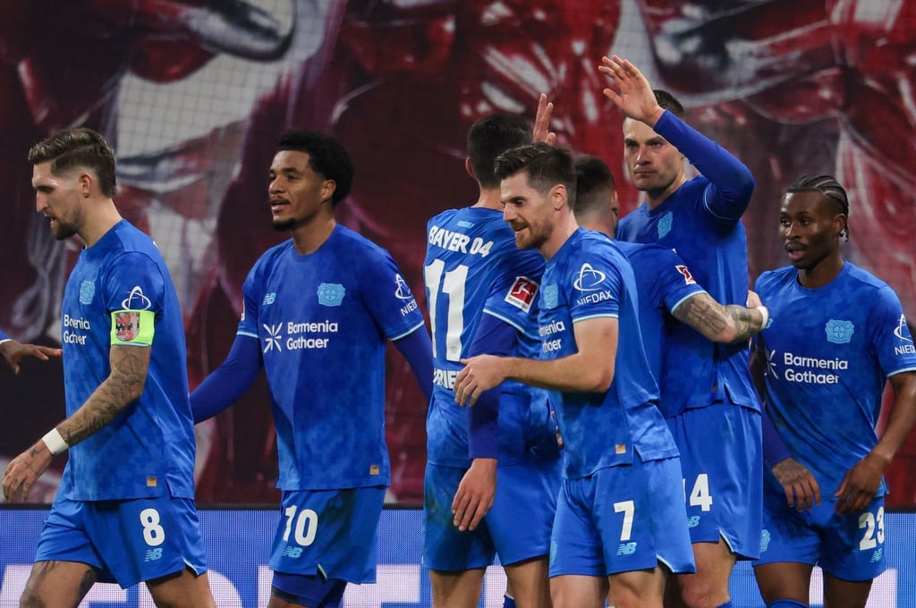 Leverkusens Spieler um Torschütze Patrik Schick (2.v.r., Bayer Leverkusen) jubeln nach dem Führungstreffer.