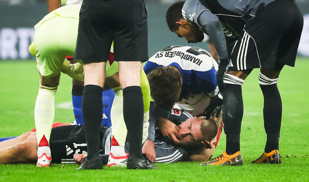 HSV-Verteidiger Luka Vuskovic hilft dem am Boden liegenden Eintracht-Profi Rasmus Kristensen.