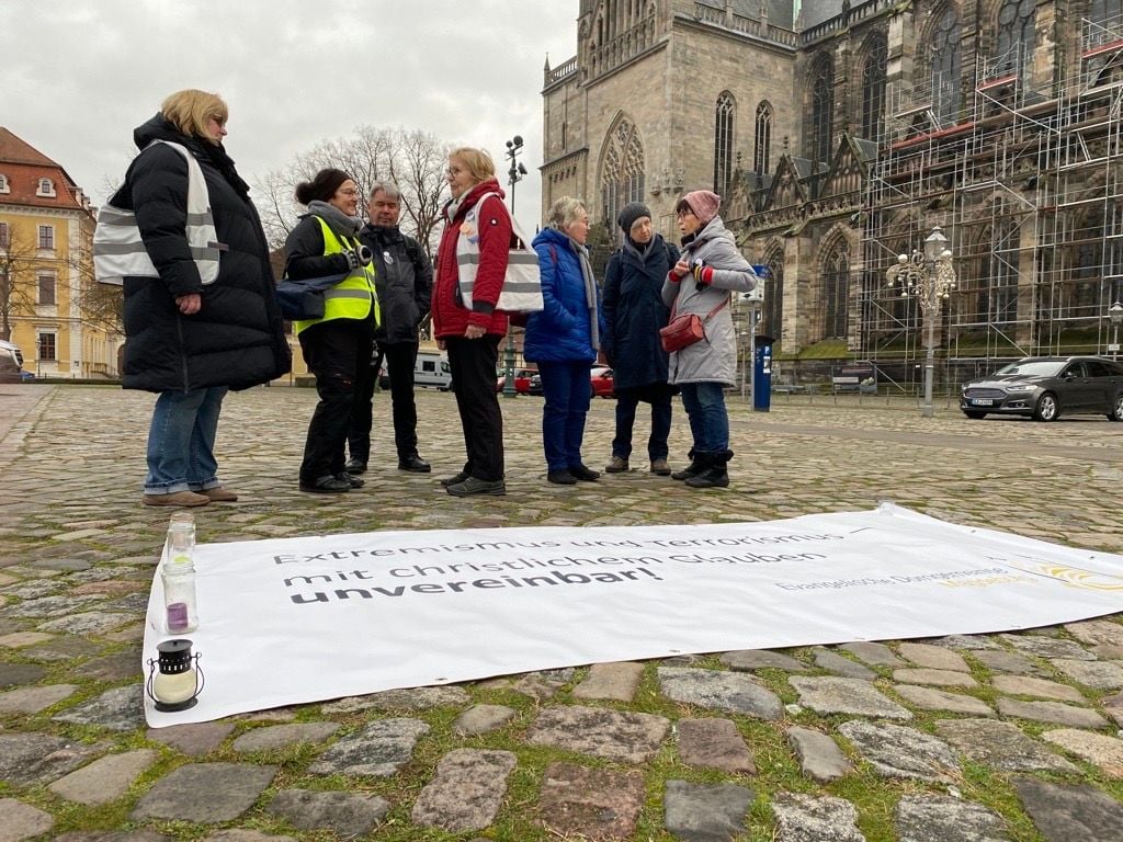 Auf dem Domplatz in Magdeburg haben sich Omas gegen Rechts versammelt.