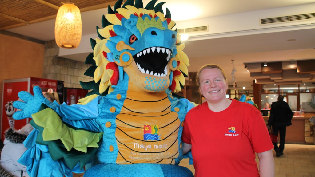 Betriebsleiterin Melanie Heinrichs mit der Schlangengottheit Kukulkan, die die Gäste zum Eröffnungstag im Maya mare begrüßte und nach der die neue Hauptrutsche benannt ist.   