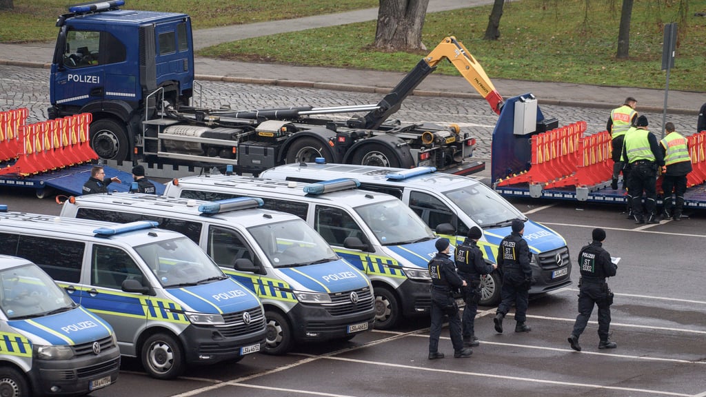 Am Morgen des Gedenktags in Magdeburg entladen Polizisten Straßensperren auf einem Parkplatz nahe der Johanniskirche.&nbsp;