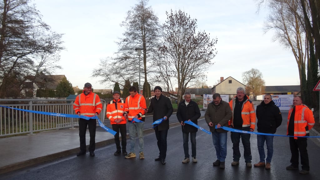 Ein Sorgenkind weniger: Die neue Brücke in Iden (Altmark) bei Osterburg  wurde am 18. Dezember 2025 per klassischem Banddurchschnitt von direkt und indirekt am Bau Beteiligten freigegeben. 