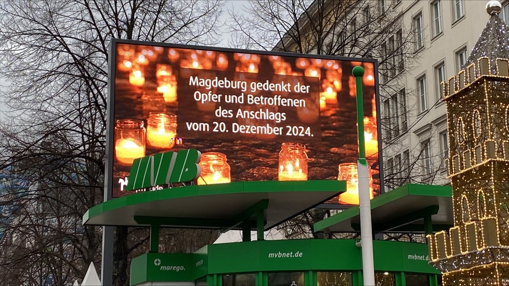 Auch auf der digitalen Infotafel auf dem Alten Markt wird auf das Gedenken hingewiesen.