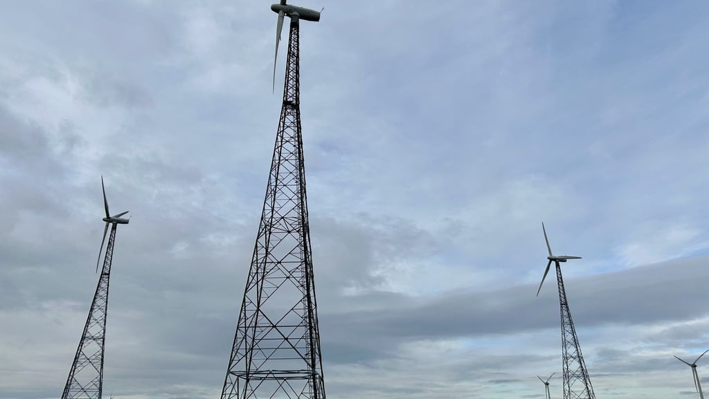 Wo jetzt zwischen Mücheln und Schnellroda diese drei Windräder stehen, sollen neun neue, viel höhere Anlagen gebaut werden. 