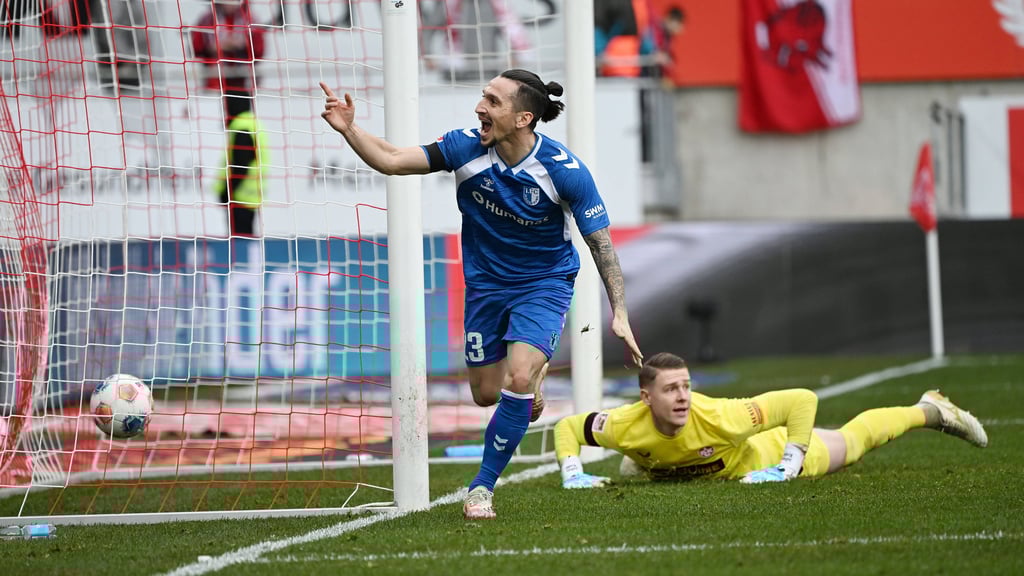Baris Atik bringt den 1. FC Magdeburg beim 1. FC Kaiserslautern mit 1:0 in Führung und jubelt zu den FCM-Fans.