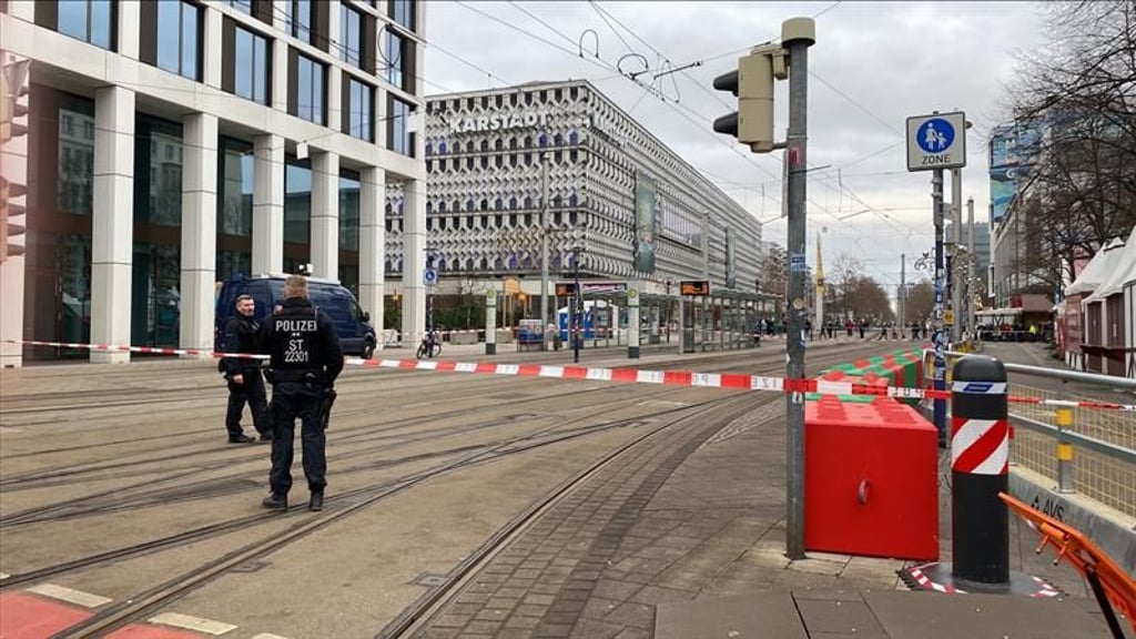 Die Haltestelle Alter Markt ist komplett mit Absperrband abgesperrt.