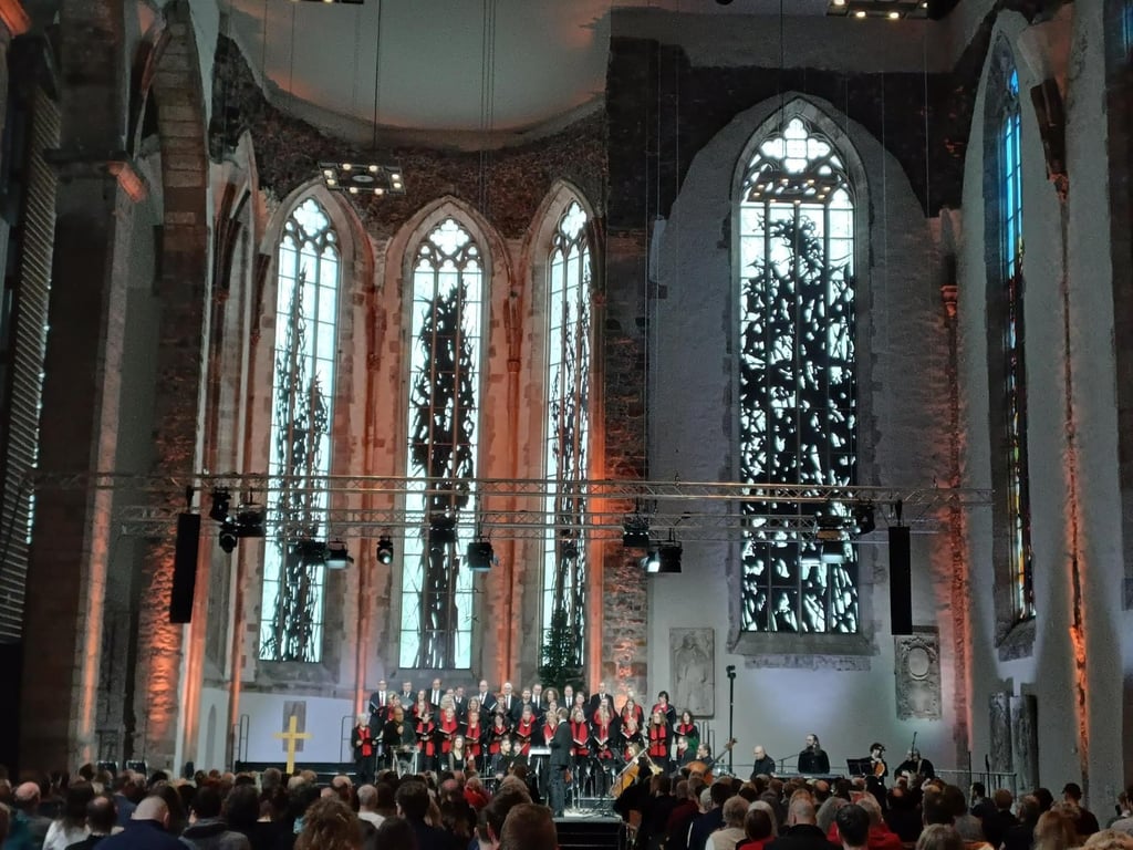 Der Ökumenische Gedenkgottesdienst in der Johanniskirche in Magdeburg ist bereits gut besucht.