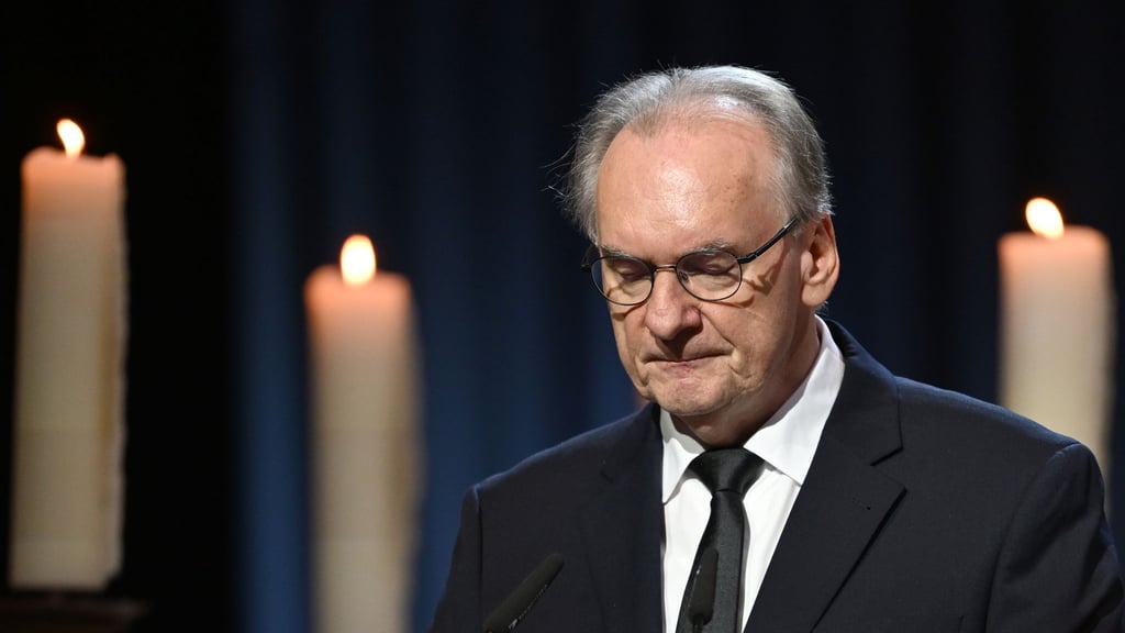 Ministerpräsident Reiner Haseloff beim Gedenken in der Magdeburger Johanniskirche.
