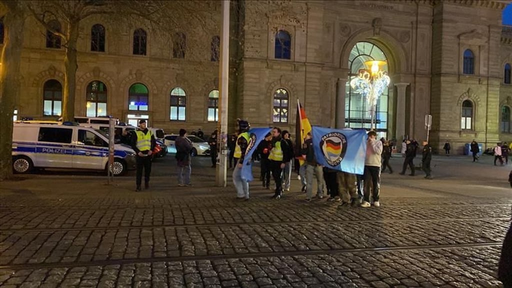 Der Demo-Zug aus dem Rechten Spektrum startet vom Bahnhofsvorplatz in Magdeburg.