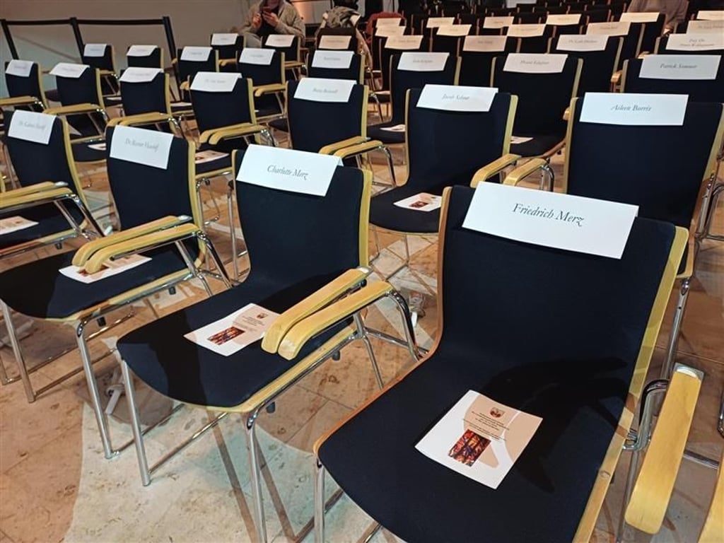 Bereits zahlreiche Plätze in der Johanniskirche sind reserviert - mitunter für Bundeskanzler Friedrich Merz und Ministerpräsident Reiner Haseloff.