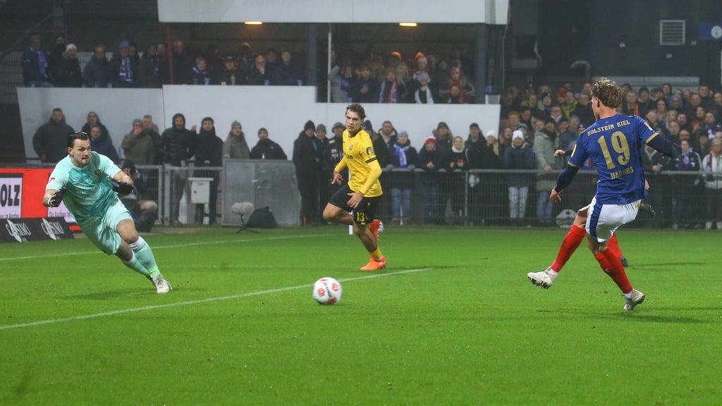 Phil Harres (Holstein Kiel) erzielt das Tor zum zwischenzeitlichen 1:1.