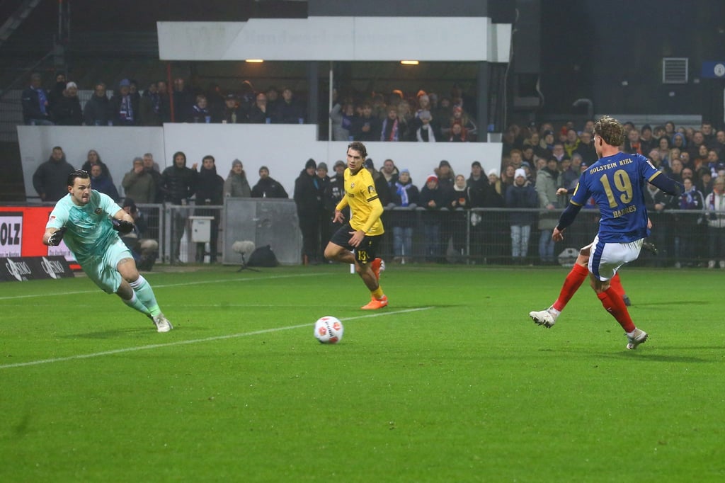 Phil Harres (Holstein Kiel) erzielt das Tor zum zwischenzeitlichen 1:1.