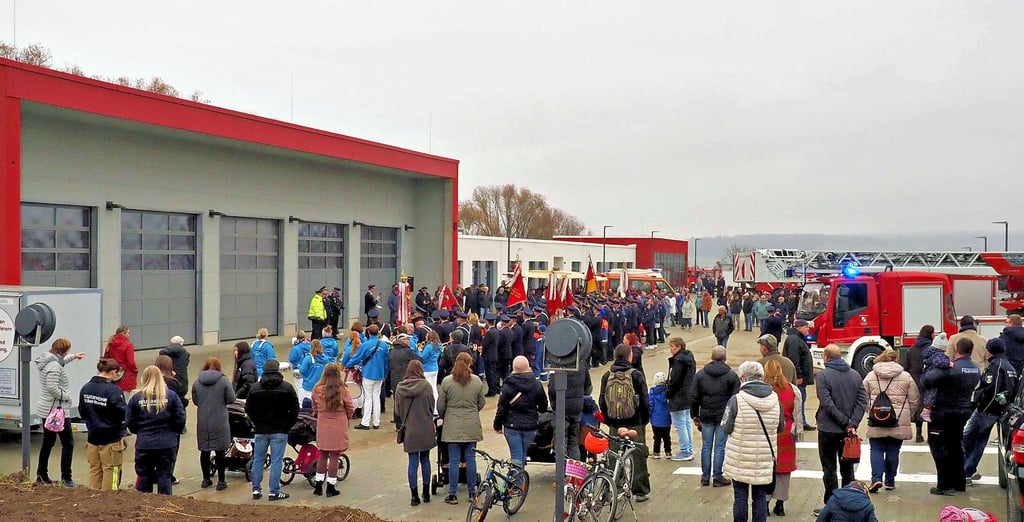 Am 8. November ist das Feuerwehrhaus eingeweiht worden. Seitdem ist der Finanzbedarf für die Bautätigkeit nochmals gestiegen. 