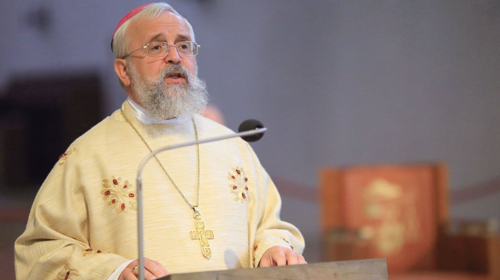 <source>ZB<sha1>C38SU62m2cg0Y73796gfq5dTEe9</sha1><p>Genau ein Jahr ist es her, dass bei <a href="https://www.volksstimme.de/thema/anschlag-magdeburg-weihnachtsmarkt">dem verheerenden Anschlag auf den Magdeburger Weihnachtsmarkt</a> sechs Menschen starben und Hunderte verletzt wurden. Zum ersten Jahrestag hielt Bischof Gerhard Feige eine Predigt beim <a href="https://www.volksstimme.de/lokal/magdeburg/polizeieinsatz-gedenktag-versammlungen-anschlag-4167754?utm_source=newsadoo">Gedenkgottesdienst in der Johanniskirche</a>. Seine Worte gibt die Volksstimme hier in Auszügen wieder:</p><p>„Wer ist mein Nächster?“ Diese Frage aus der Erzählung vom Barmherzigen Samariter hat es in sich. Und dann die Aufforderung Jesu zum Schluss: „Geh und handle genauso!“ Was für eine Zumutung – damals wie heute!</p><h2>Magdeburger Bischof Feige: „Liebe zeigt, wer Hilfe braucht“</h2><p>Letztendlich geht es ja um einen Blickwechsel. Jesus lässt sich nicht darauf ein, genau festzulegen, wer der Nächste sei, den es zu lieben gilt. Statt wie der Gesetzeslehrer darüber zu theoretisieren: „Wem soll ich helfen?“, legt er nahe, sich vielmehr zu fragen: „Wer wird mir oder wem werde ich zum Nächsten“?</p><p>Liebe definiert nämlich nicht den Nächsten, sondern entdeckt ihn. Wenn jemand in seinem Herzen Liebe hat, wird sie ihm zeigen, wer seiner Hilfe bedarf. Liebe geht deshalb auch über die Grenzen von Herkunft und Zugehörigkeit hinaus, damals wie heute. Liebe öffnet das Herz.</p><p>Während im Gleichnis die etablierten Personen – Priester und Levit – eher fragen: „Was wird aus mir, wenn ich dem, der unter die Räuber gefallen ist, helfe?“, ist der Samariter, der als Fremder zufällig des Weges kommt, von der Sorge erfüllt: „Was wird aus dem, der da liegt, wenn ich ihm nicht helfe?“</p><h2>Zahlreiche Magdeburger helfen am Tag des Anschlags fremden Menschen</h2><p> „Wer ist mein Nächster oder meine Nächste?“ Beispiellos haben zahlreiche Menschen am Tag des Anschlags vor einem Jahr darauf eine überzeugende Antwort gegeben, haben denen geholfen, die eben noch Fremde waren, ohne abzuwägen und zu unterscheiden, ohne zu sortieren und auszugrenzen.</p><p>Damit sind viele einander zu Nächsten geworden und haben dadurch die Finsternis nach dieser menschenverachtenden Tat durchbrochen und ein Licht angezündet.</p><h2>Anschlag auf Magdeburger Weihnachtsmarkt bringt Chaos und Verwüstung</h2><p>Wie bedeutsam ist doch Licht für unser Leben und Wohlbefinden, gerade am Ende des Jahres, wenn die Tage kürzer werden und wir im Advent auf Weihnachten zugehen! Unsere Sehnsucht danach ist groß. Das ist es auch, was viele mit dem Besuch eines Weihnachtsmarktes verbinden: in gemütlicher Atmosphäre und in der Begegnung mit anderen sich zu entspannen und des Lebens zu erfreuen.</p><p>Stattdessen aber hat der Anschlag Chaos und Verwüstung angerichtet und vielen Menschen unsägliches Leid gebracht. Und nach einem Jahr merken wir, dass die Finsternis immer noch da ist: Da sind Lücken, die der Verlust eines Menschen in Familien und Freundeskreise gerissen hat und sich nicht einfach wieder schließen. </p><h2>Verletzungen an Körper und Seele heilen nicht so schnell</h2><p>Unzählige tragen Verletzungen an Körper und Seele, die so schnell nicht heilen. Die Geräusche des Abends bleiben manchen bis heute im Ohr, das Gesehene im Gedächtnis; beides ruft immer wieder Erinnerungen hervor. Das Leben ist ein anderes, es ist ein Stück dunkler geworden.</p><p>Nie aber – davon haben wir beim Propheten Jesaja gehört – kann die Dunkelheit das ganze Licht erfassen. Immer wieder – so die Überzeugung gläubiger Menschen – lässt Gott es auf neue Weise aufflackern oder sogar erstrahlen.</p><h2>Lichtermeer am Jahrestag als Zeichen der Hoffnung für Magdeburg</h2><p>Und auch das Lichtermeer im vergangenen Jahr und am heutigen Abend vor dieser Kirche und an anderen Orten zeugt davon, dass wir die Hoffnung auf ein würdevolles und menschenfreundliches Miteinander zum Wohle aller und unseres Gemeinwohls nicht aufgeben.</p><p>Ein alter Rabbi fragte einst seine Schüler, wie man die Stunde bestimmt, in der die Nacht endet und der Tag beginnt. „Ist es, wenn man von weitem einen Hund von einem Schaf unterscheiden kann?“, fragte einer seiner Schüler. „Nein“, sagte der Rabbi.</p><h2>Grundlage für friedliches Zusammenleben der Menschen</h2><p>„Ist es, wenn man einen Apfelbaum von einer Birke unterscheiden kann?“, fragte ein anderer. „Nein“, sagte der Rabbi. „Aber wann ist es dann?“, fragten die Schüler. „Es ist dann, wenn du in das Gesicht irgendeines Menschen blicken kannst und darin deine Schwester oder deinen Bruder siehst. Bis dahin ist die Nacht noch bei uns.“</p><p>Statt sich selbst allein der Nächste zu sein oder Hass zu verbreiten und gegen andere zu hetzen, ist die Fähigkeit, auch in Fremden die Schwester oder den Bruder zu erkennen, gewissermaßen die Grundlage für ein friedliches Zusammenleben der Menschen und der Völker.</p><p>Sich dafür mit Fantasie und Tatkraft einzusetzen und darin nicht nachzulassen, sollte uns allen – egal, ob wir an einen Gott glauben oder nicht – ein Herzensanliegen sein.</p>