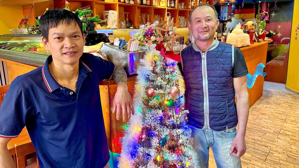 Chef Thi Phu Tran (rechts) muss mit  Mitarbeiter  Hung  Van Dany zu Weihnachten  viele Bestellungen abarbeiten. 