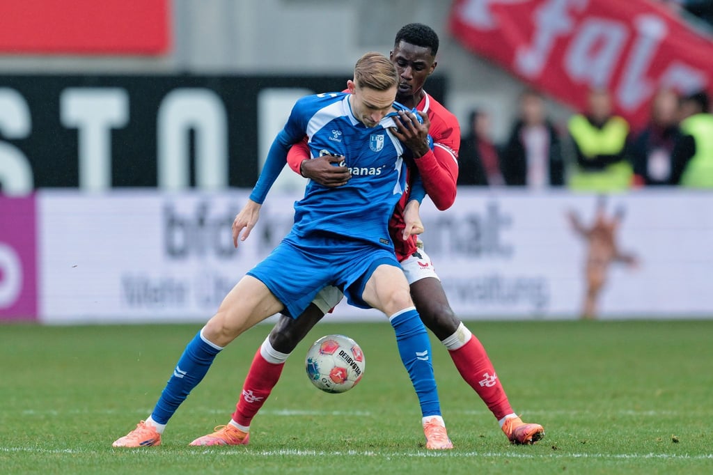 Maximilian Breunig (Magdeburg) und Maxwell Gyamfi (1. FC Kaiserslautern) kämpfen um den Ball.