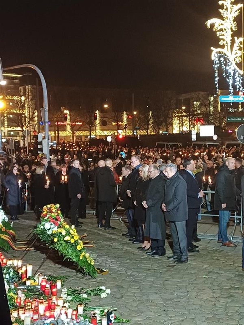Roland Weber, Friedrich Merz, Simone Borris, Reiner Haseloff und Gunnar Schellenberger stehen vor der Johanniskirche an den Kränzen.