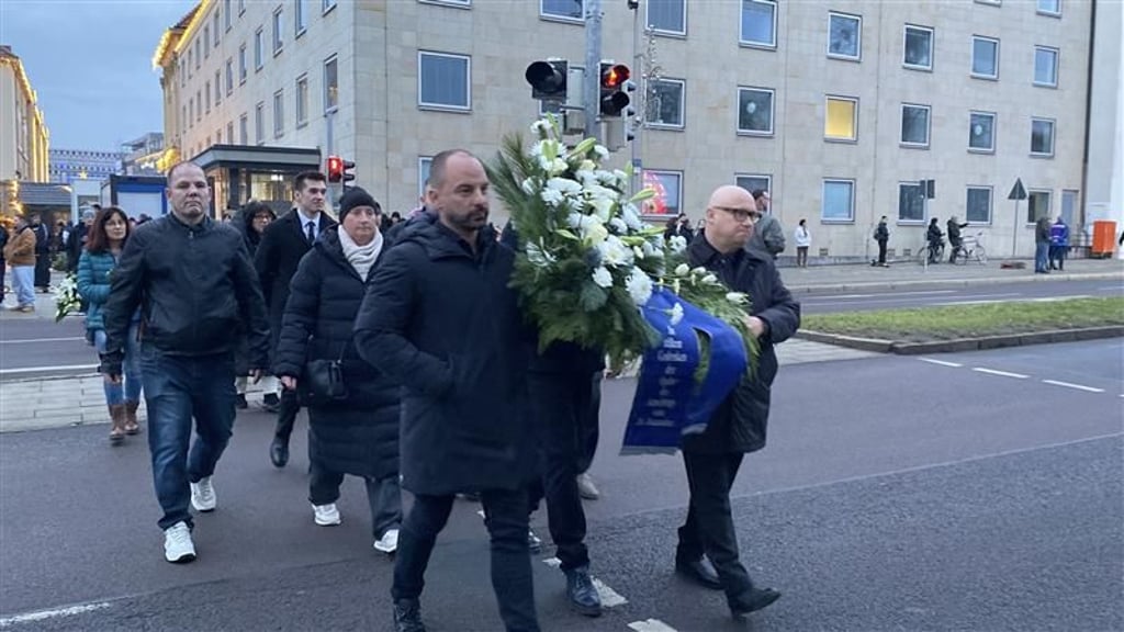 AfD Magdeburg legt Kranz vor Johanniskirche in Magdeburg nieder.