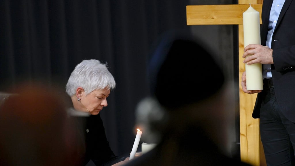 Regina Dolores Stieler-Hinz, Bürgermeisterin der Stadt Magdeburg, trägt in der Johanniskirche eine Kerze beim Gedenkgottesdienst.